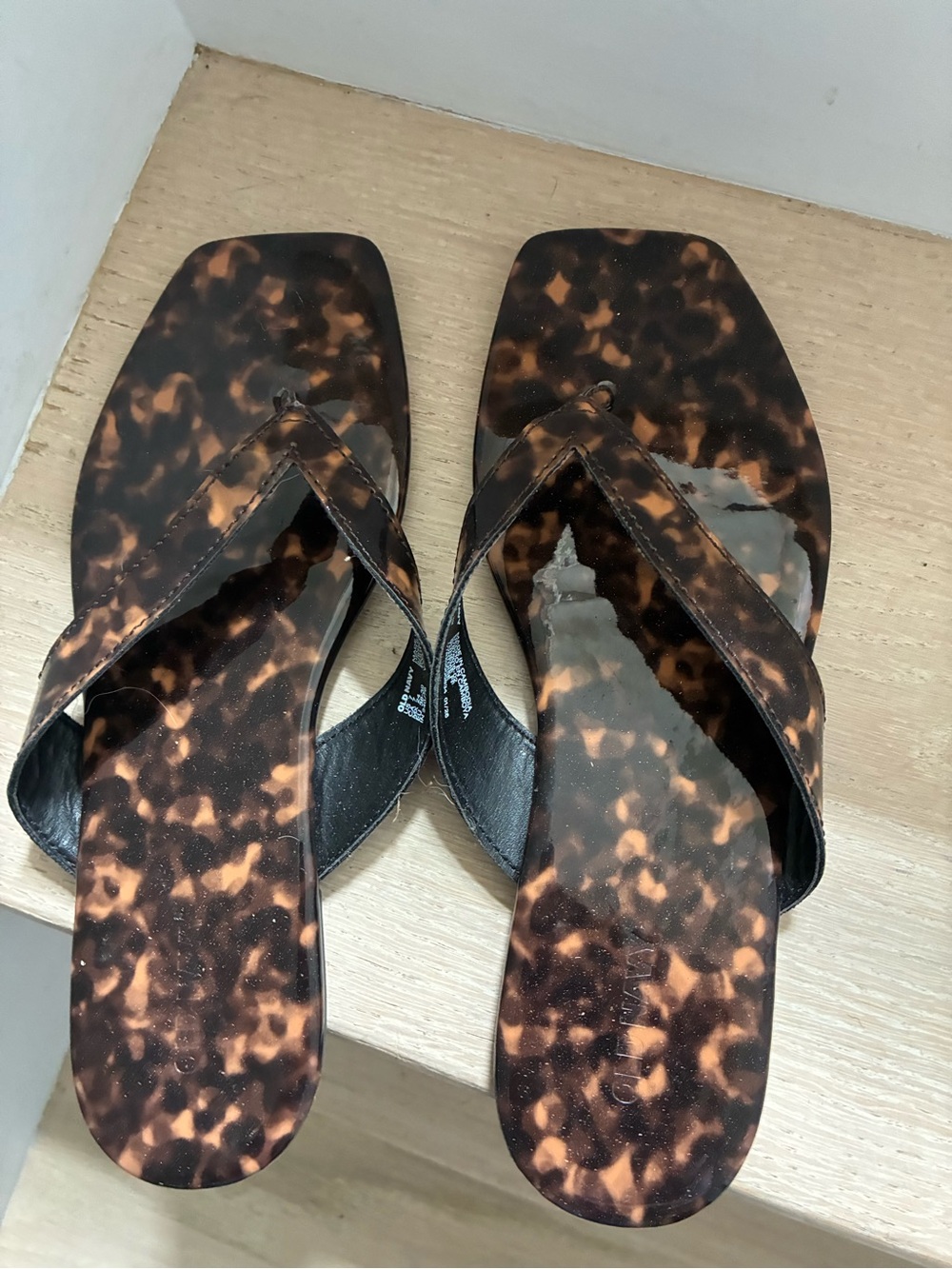 Old Navy Tortoiseshell-Pattern Square-Toe Flip Flop Sandals in Brown and Black